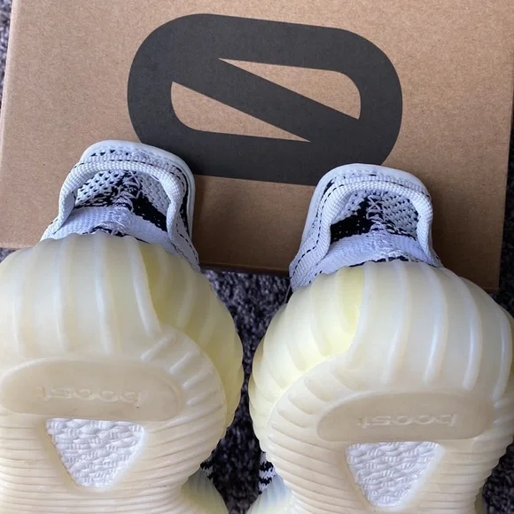 Yeezy Boost 350 V2 ‘Zebra’ 2018 Men’s 8.5 - Picture 9 of 14